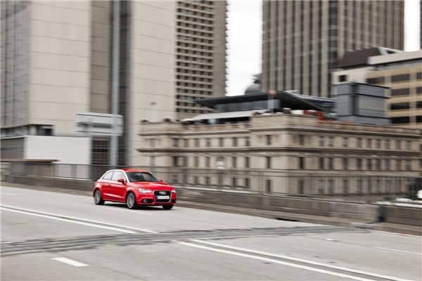 Kırmızı renkli Audi A1 şehir yolunda