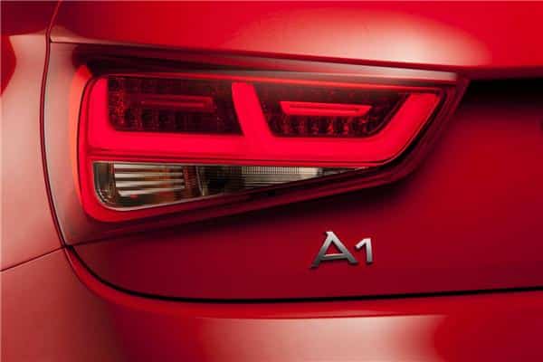 Audi A1 arka LED stop lambası ve model rozeti