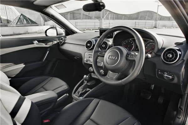 Sağdan direksiyonlu Audi A1 kabini ve açılır ekran