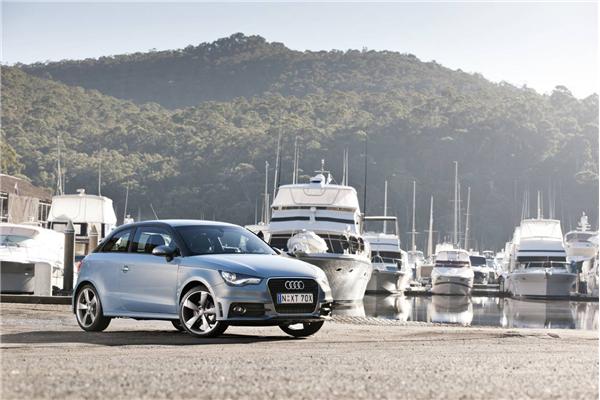 Gümüş renkli Audi A1 1.4 TFSI Sport marina önünde