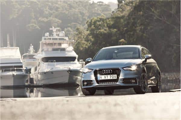 Gümüş renkli Audi A1 önden üç çeyrek görünüm