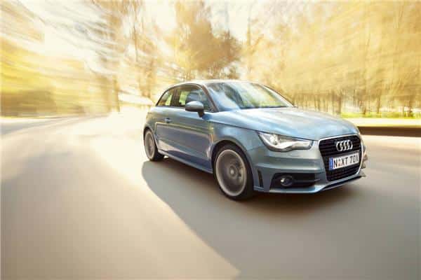 Gümüş renkli üç kapılı Audi A1 hareket halinde