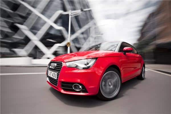 Kırmızı renkli üç kapılı Audi A1 önden görünüm