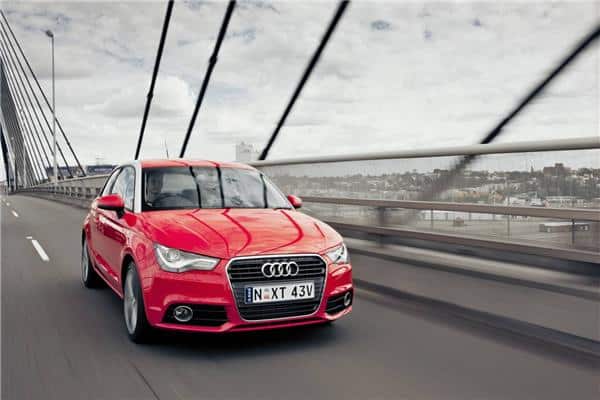 Kırmızı renkli Audi A1 köprü üzerinde önden görünüm