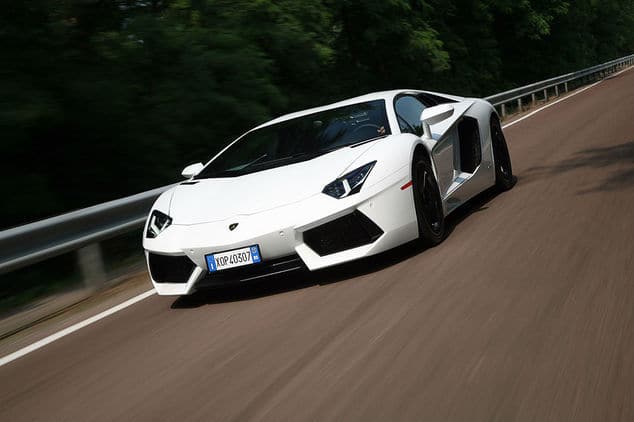 Beyaz Aventador LP 700-4 virajda önden üç çeyrek görünüm