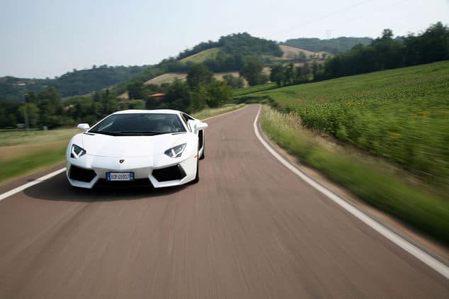 Beyaz Aventador LP 700-4 kırsal yolda önden görünüm