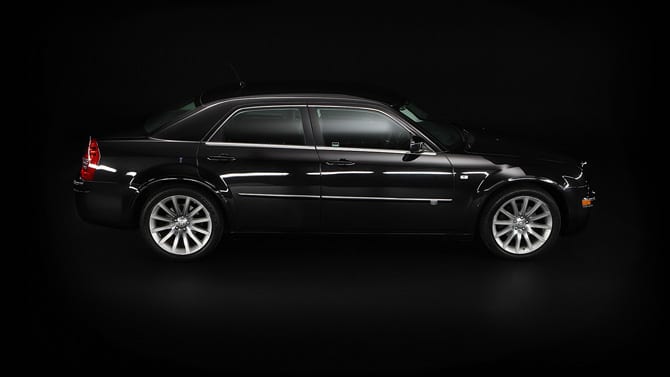 Siyah Chrysler 300C sedan sağ yandan tam profil