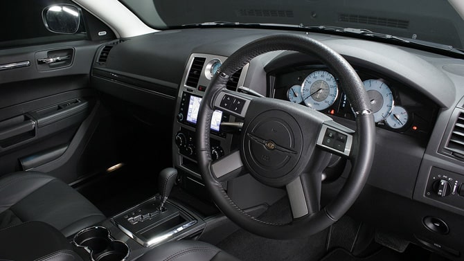 Chrysler 300C sağdan direksiyonlu kabin ve gösterge paneli
