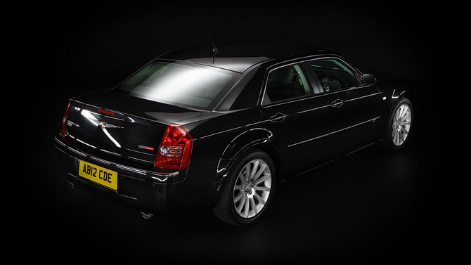 Siyah Chrysler 300C CRD arkadan üç çeyrek görünüm