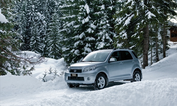Daihatsu Terios karlı yolda önden üç çeyrek görünüm