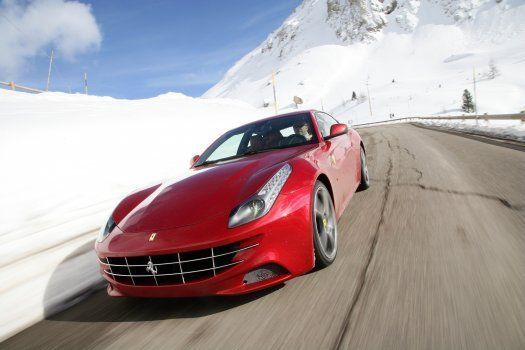 Ferrari FF karlı dağ yolunda önden üç çeyrek görünüm