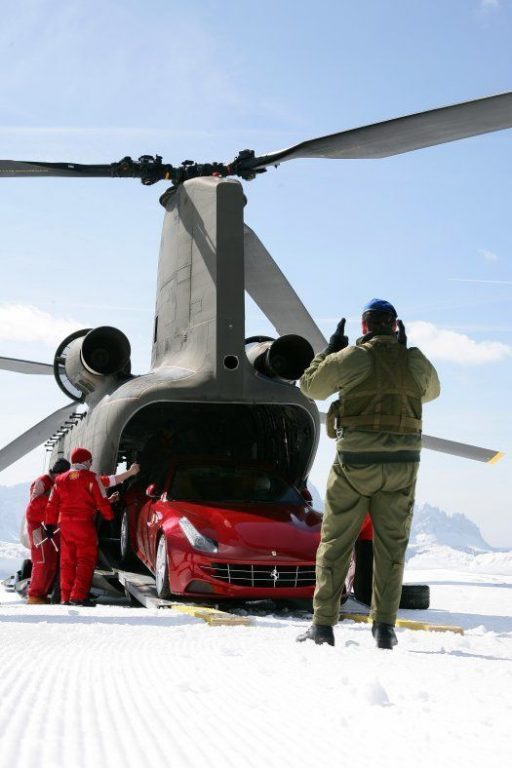 Kırmızı FF helikopterin yük bölümünden çıkarılırken