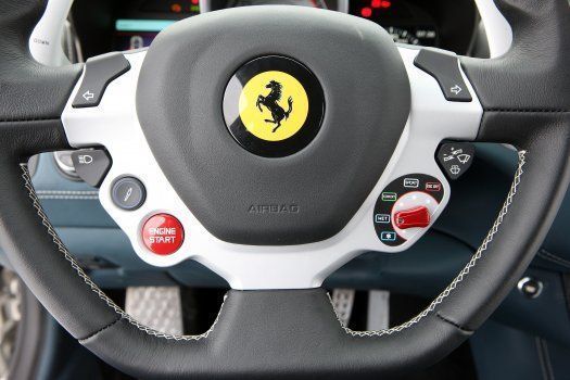 FF direksiyonu manettino ve motor çalıştırma düğmesi