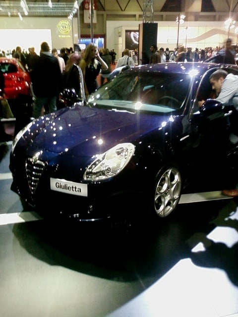 Alfa Romeo Giulietta koyu mavi gövdeyle otomobil etkinliğinde