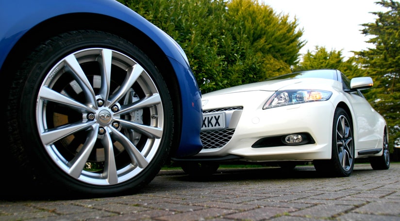 Beyaz coupe ve öndeki Infiniti jantı