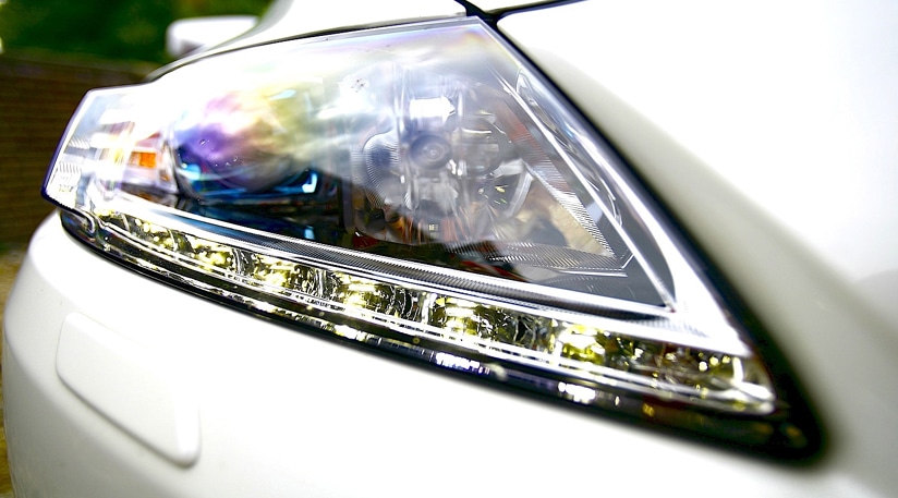 LED gündüz aydınlatmalı ön far yakın planı