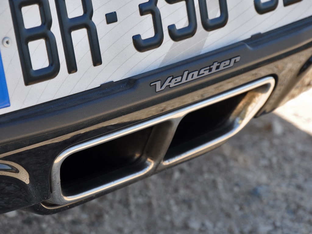 Ortalanmış çift egzoz çıkışı ve Veloster yazısı.