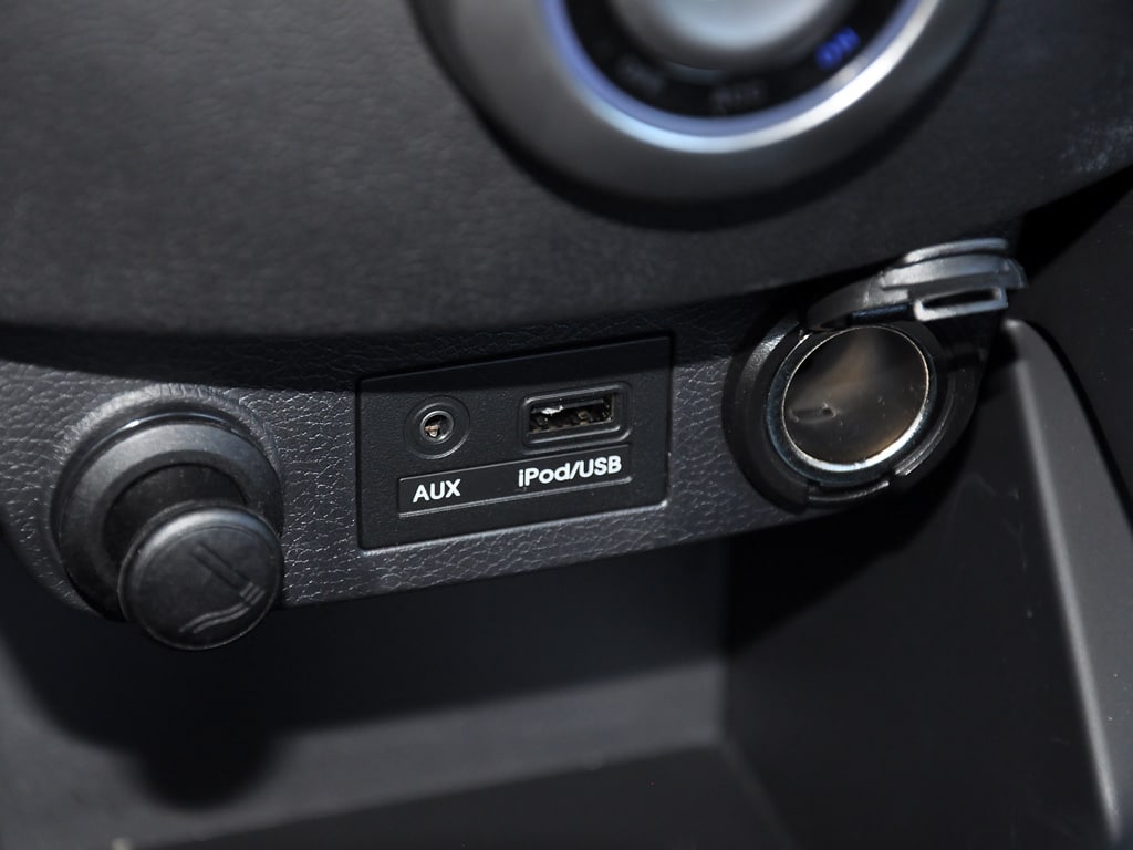 AUX USB ve 12 volt bağlantı noktaları.