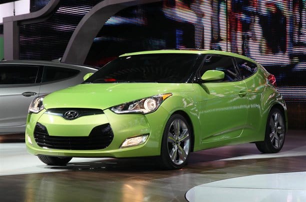Hyundai Veloster yeşil gövdeyle otomobil fuarında önden görünüm