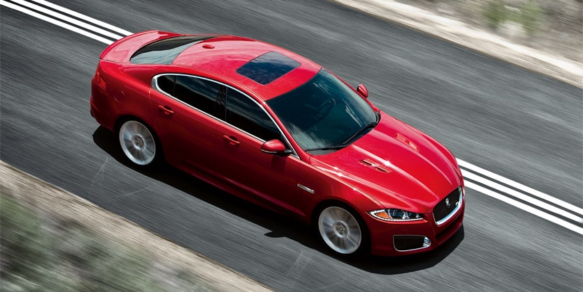 Kırmızı XFR sedan üstten ön görünümü