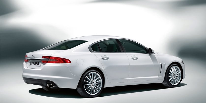 Beyaz XF sedan arka üç çeyrek görünümü