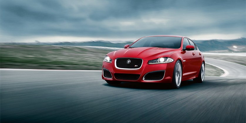 Kırmızı XFR sedan önden hareket halinde