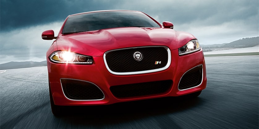 Kırmızı XFR sedan ön bölüm yakın görünümü