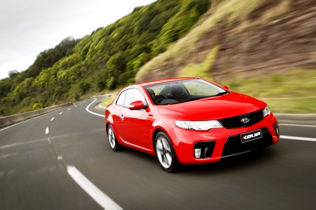Kia Cerato Koup kırmızı gövde önden üç çeyrek görünüm