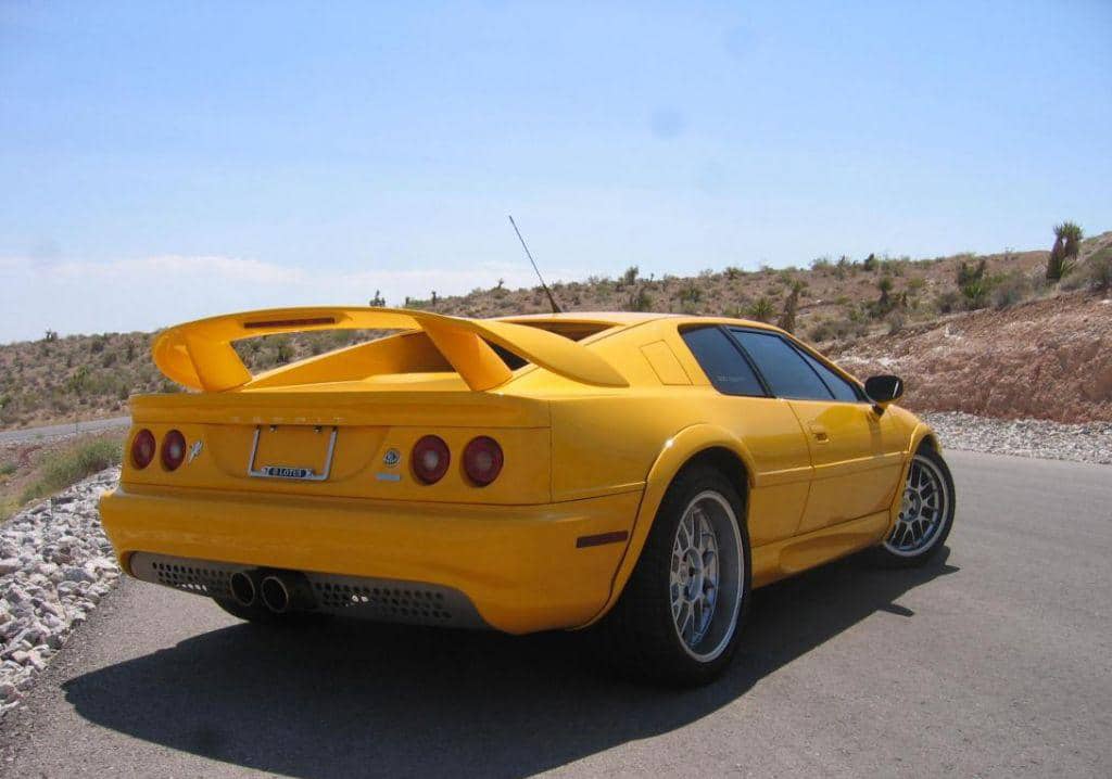 Sarı geç dönem Lotus Esprit arka üç çeyrek görünümü