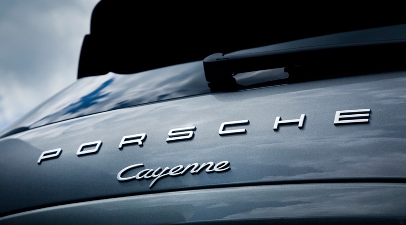 Cayenne arka kapak Porsche ve model yazıları