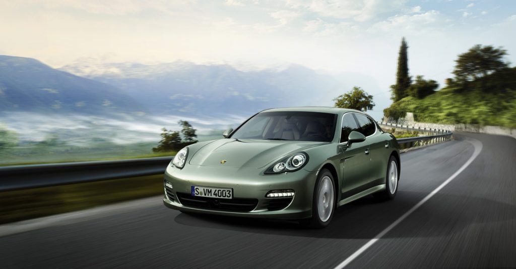 Porsche Panamera S Hybrid önden üç çeyrek sürüş görünümü