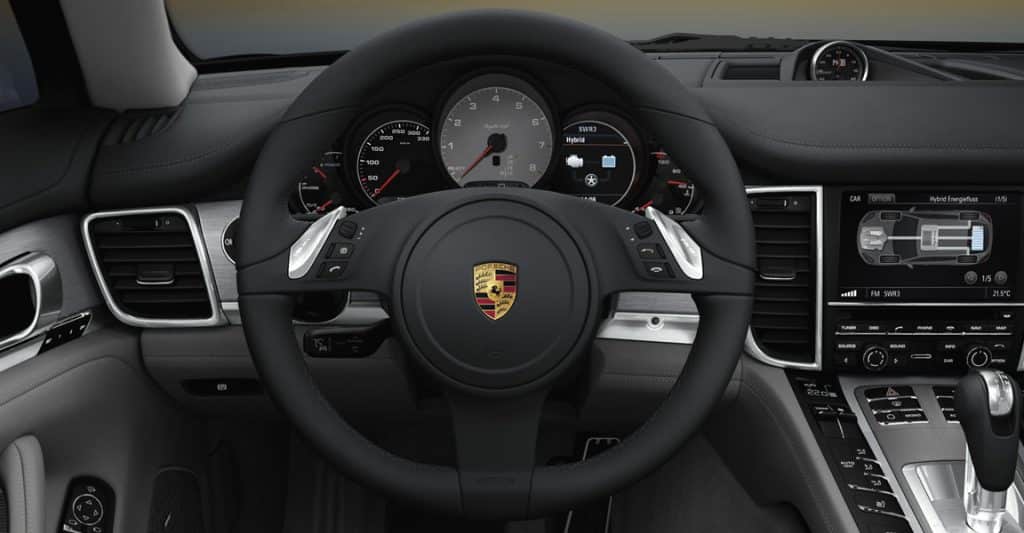 Panamera direksiyonu ve hibrit enerji akışı ekranı