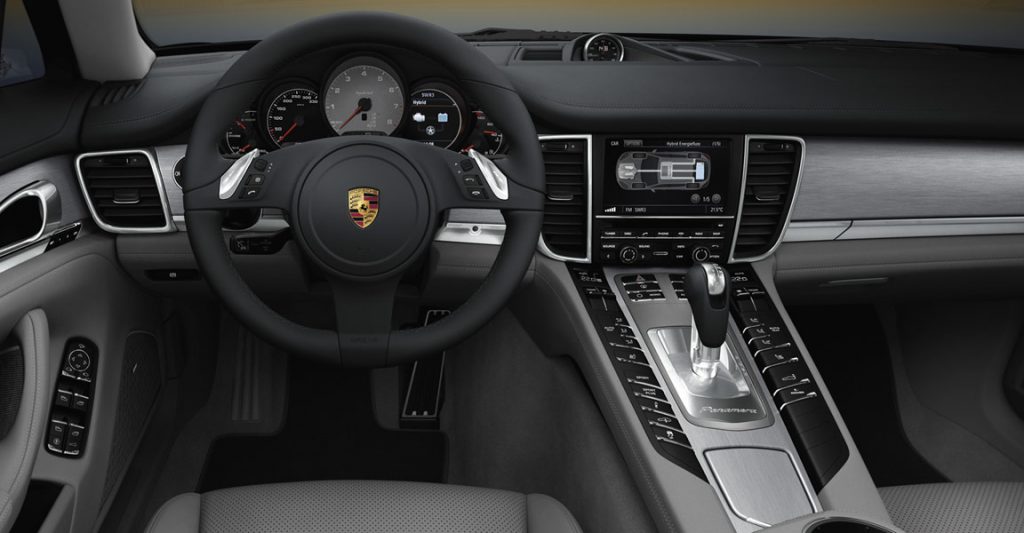Panamera ön kabini ve Tiptronic S vites seçicisi