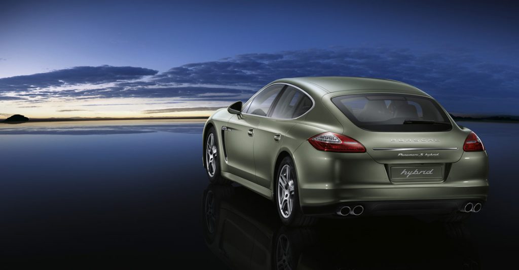 Yeşil Panamera arka üç çeyrek görünümü ve S Hybrid rozeti