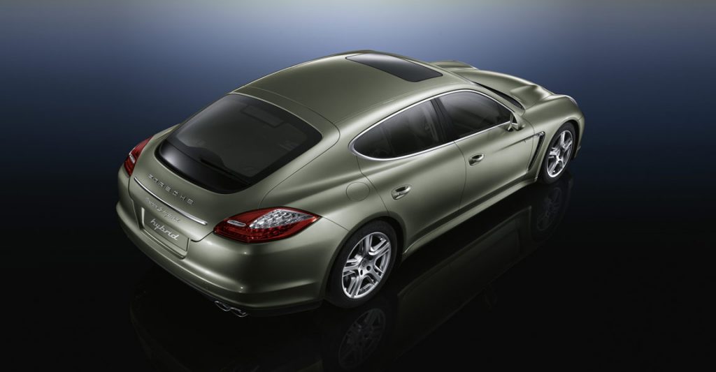 Panamera hibrit modelinin üstten arka üç çeyrek görünümü