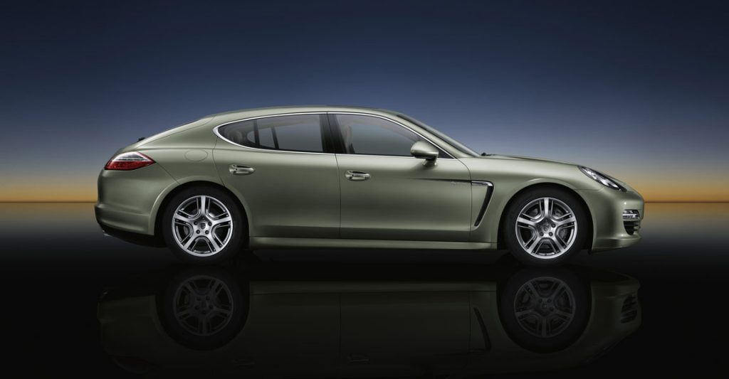 Panamera hibrit modelinin yandan gövde profili