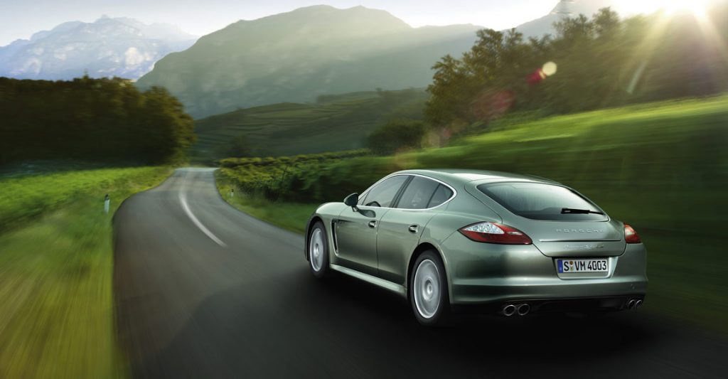 Panamera hibrit modelinin yolda arkadan sürüş görünümü