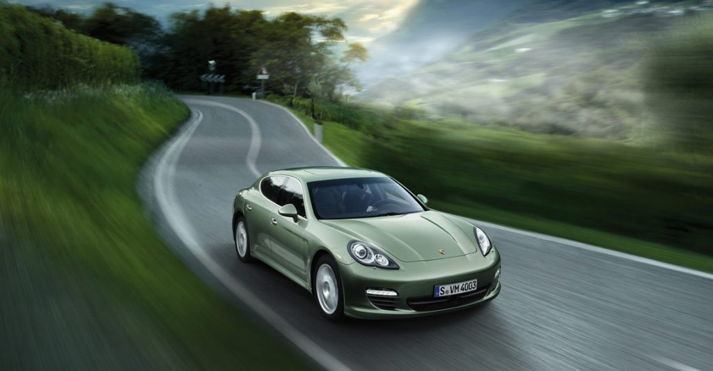 Panamera hibrit modelinin yüksek açıdan ön görünümü