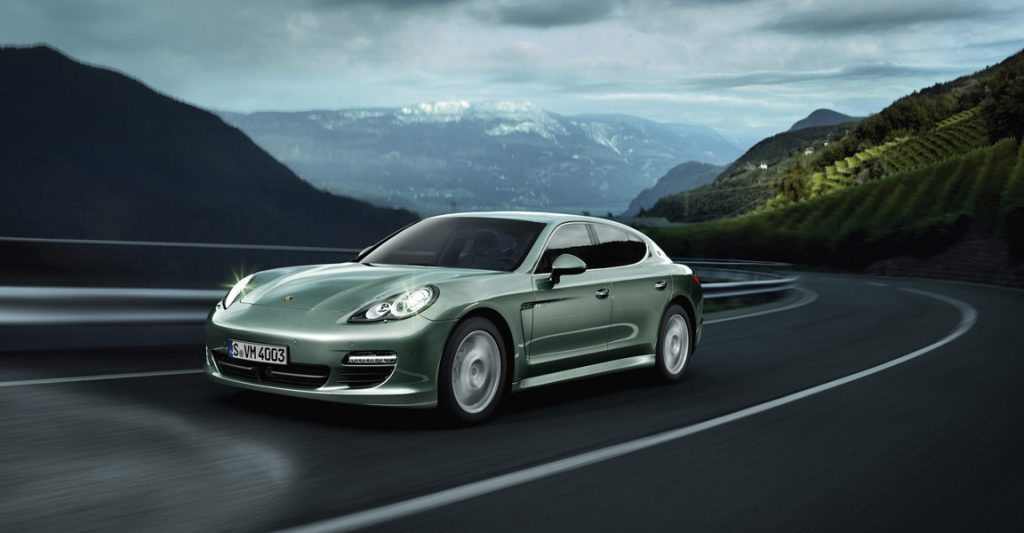 Panamera hibrit modelinin virajda önden üç çeyrek görünümü