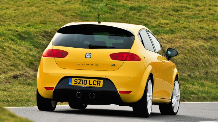 Sarı SEAT Leon Cupra R arkadan üç çeyrek görünüm