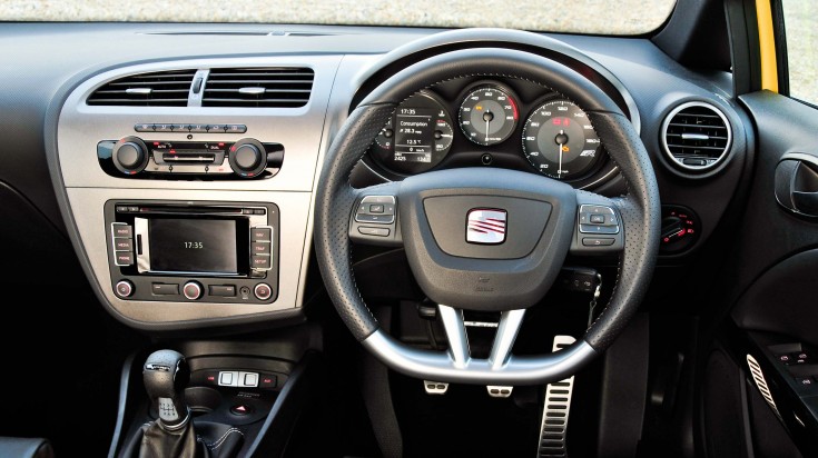 SEAT Leon Cupra R sağdan direksiyonlu kabin ve manuel vites