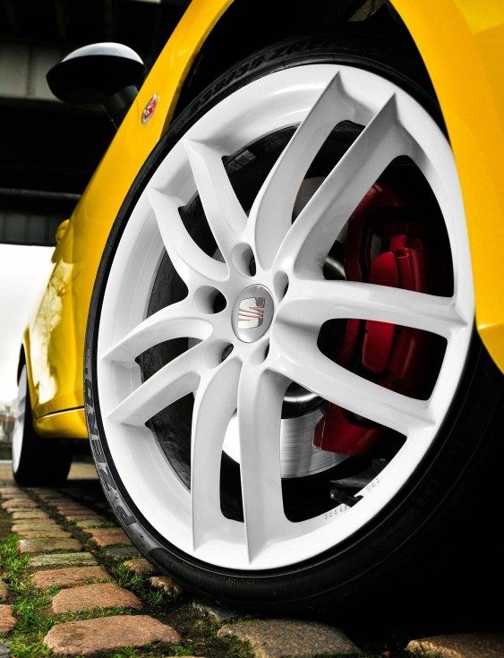 SEAT Leon Cupra R beyaz jant ve kırmızı fren kaliperi