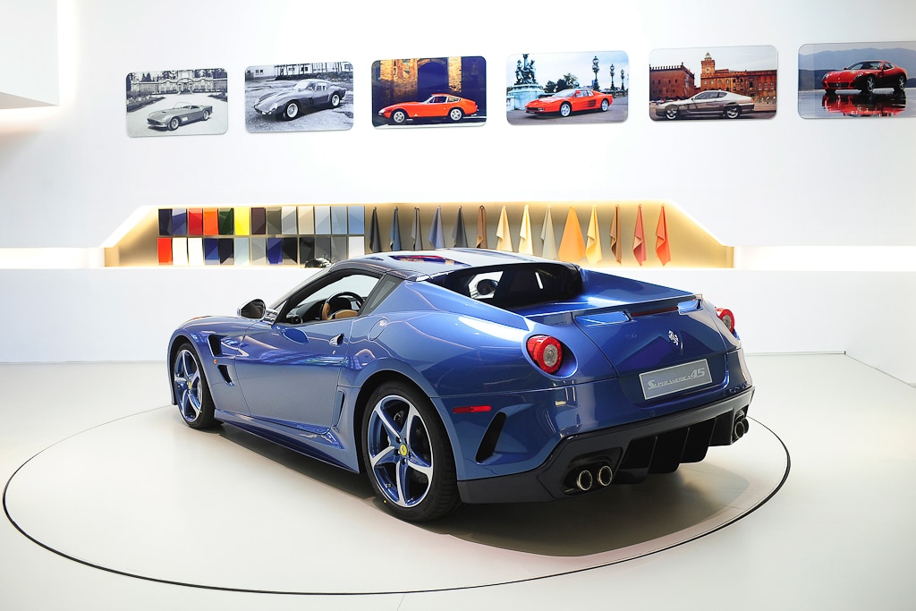 Ferrari Superamerica 45 kapalı döner tavanlı arka çapraz görünüm