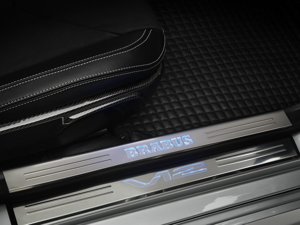 Brabus Bullit aydınlatmalı BRABUS ve V12 kapı eşikleri