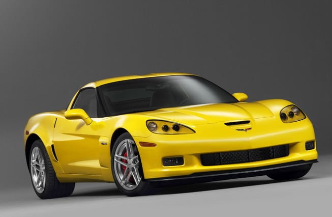 Sarı Corvette C6 Z06 stüdyo ön üç çeyrek görünümü