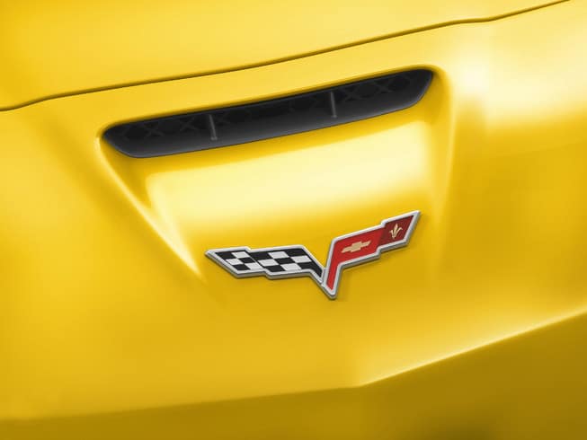 C6 Z06 kaput hava açıklığı ve Corvette amblemi