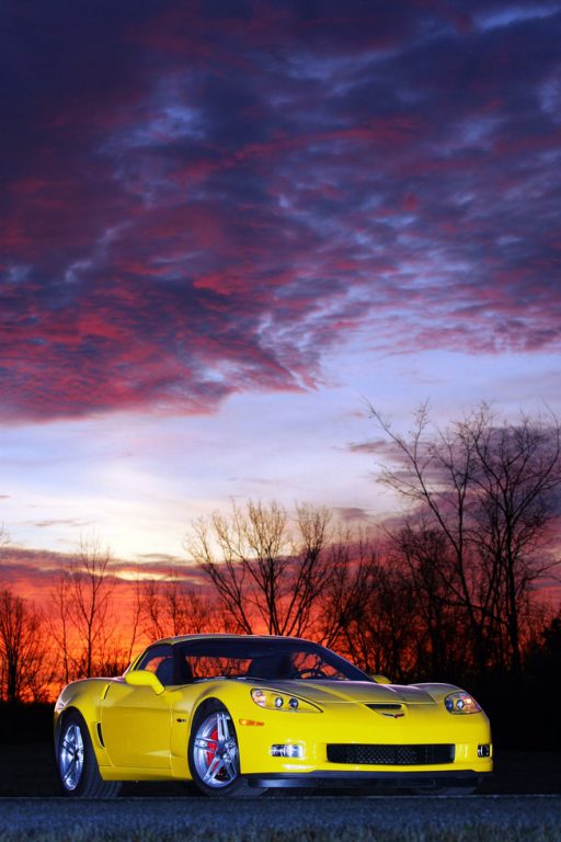 Chevrolet Corvette Z06 sarı gövdeyle gün batımında ön üç çeyrek görünüm
