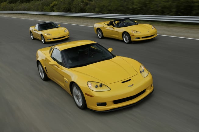 Üç sarı C6 Corvette hareket halinde
