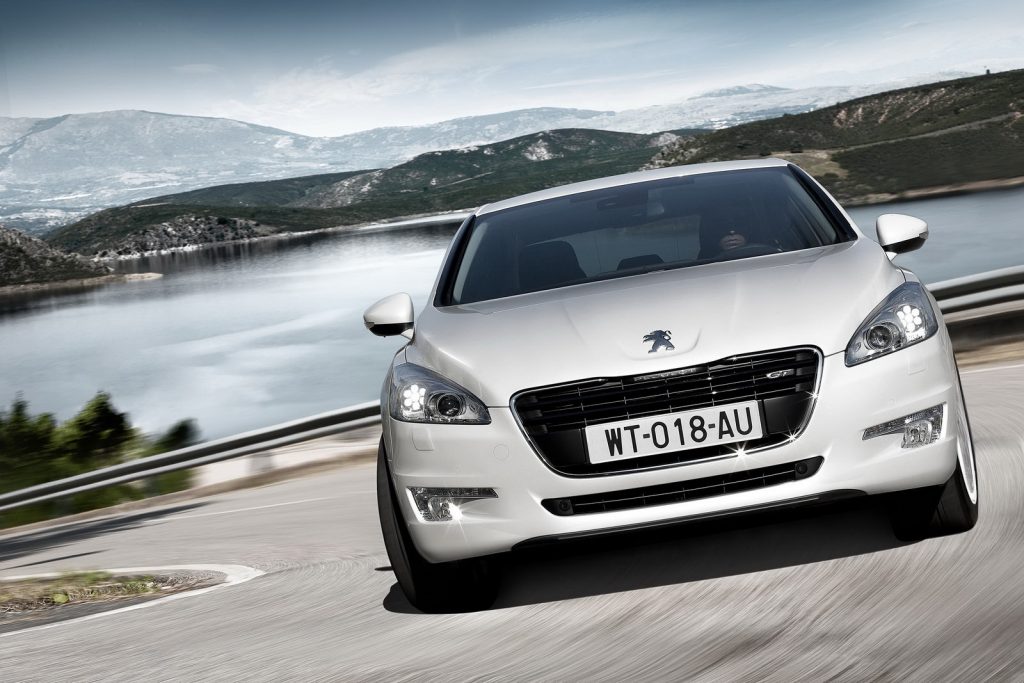Beyaz Peugeot 508 GT önden hareket halinde