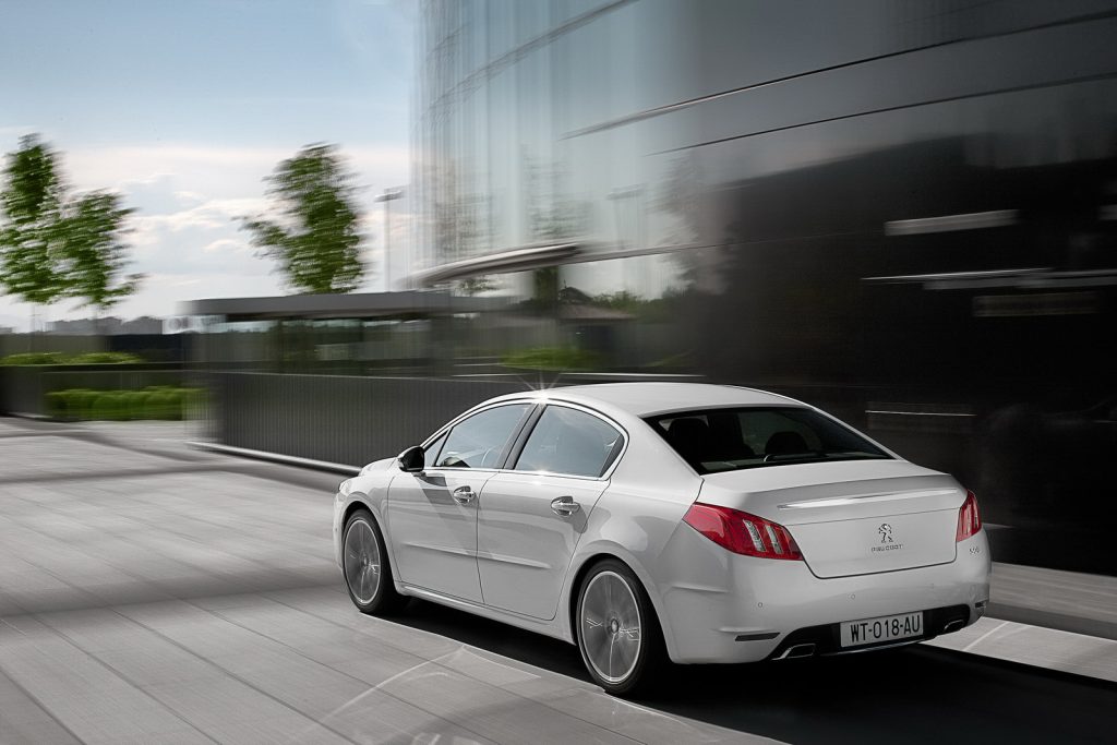 Beyaz Peugeot 508 GT arka üç çeyrek görünüm